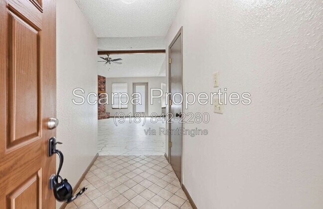 Building Photo - 1105 W Vicksburg Pl