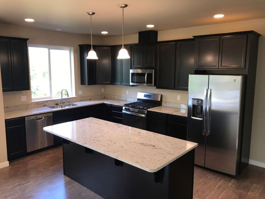 Primary Photo - Exquisite Newer 2 Story Home near Bellis F...