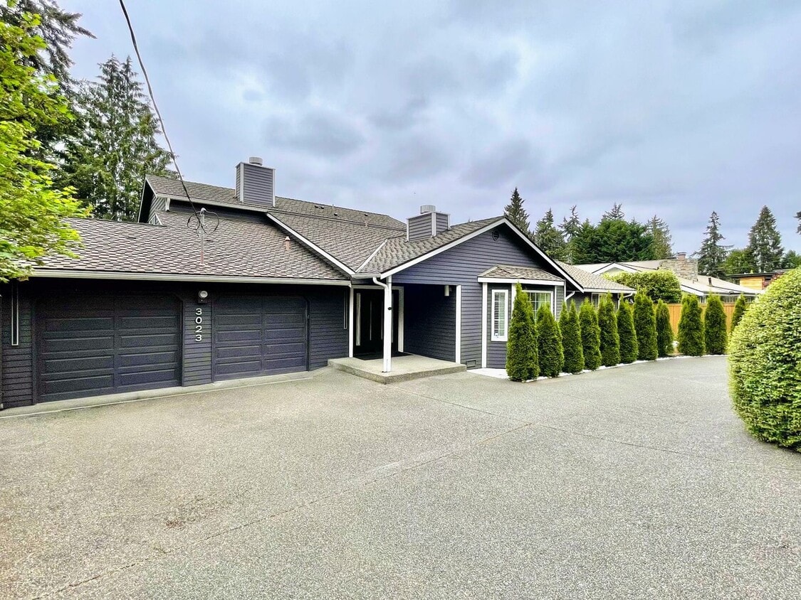 Primary Photo - Luxury Single Family Home For Rent in Clyd...