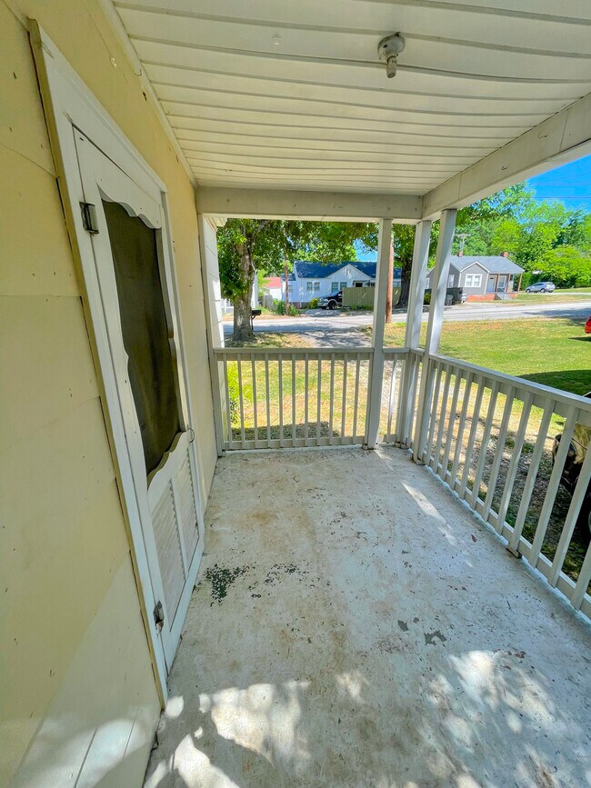 Foto del edificio - 618 Perry Rd