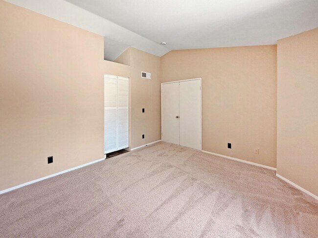 Foto del edificio - 2-Bedroom Townhome with Loft in Prime El C...