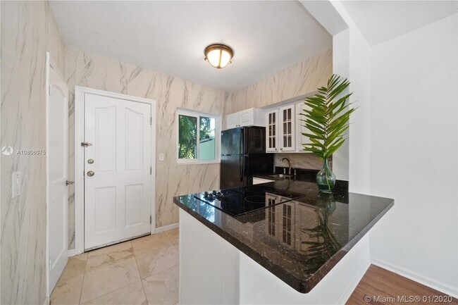 Foto del edificio - 9720 W Bay Harbor Dr