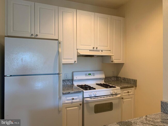 Building Photo - 501 Hungerford Dr