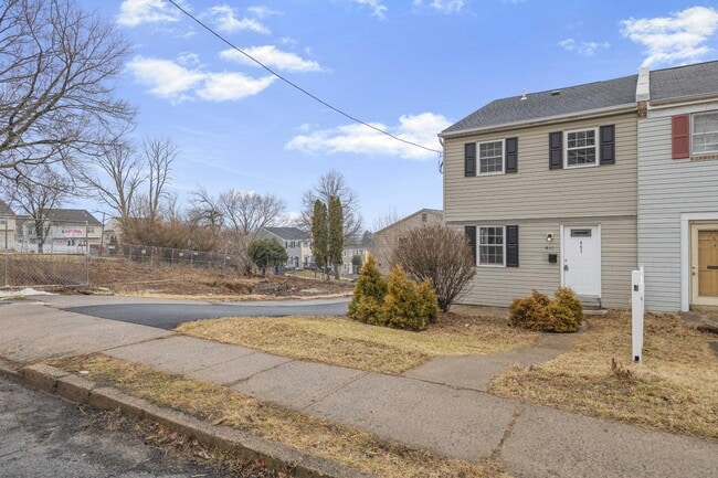 Building Photo - 461 Hale St