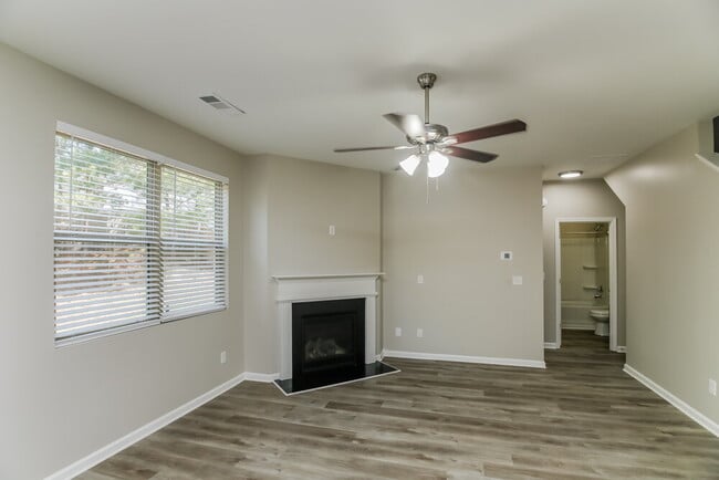 Foto del edificio - 213 Hollyhock Ln