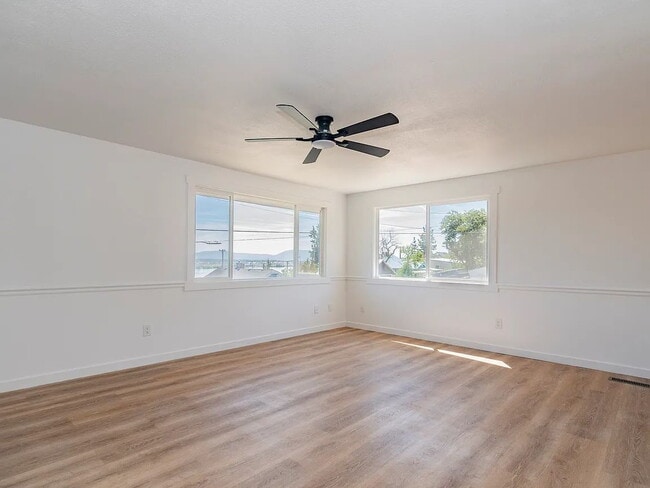 Building Photo - "Charming 5-Bed Sanctuary with Cozy Fireplace on South Rogers Street!"