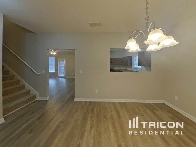 Building Photo - 528 Tulip Ln