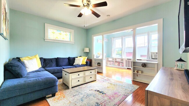 Luminoso y espacioso. - 11 Banta Ave