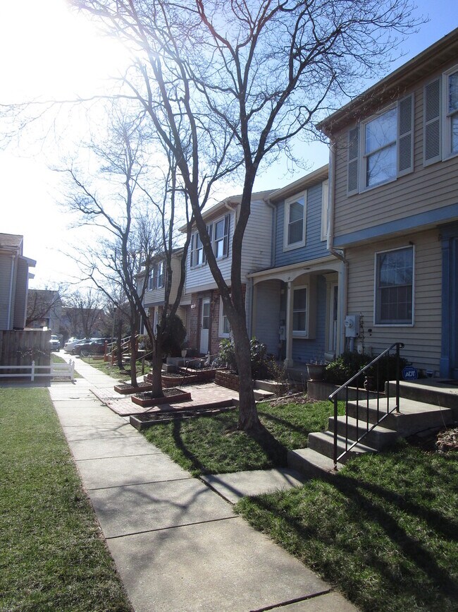 Building Photo - Gorgeous 2 BR/2 BA Townhome in Silver Spring!