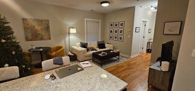 Foto del edificio - 2211 W Eastwood Ave