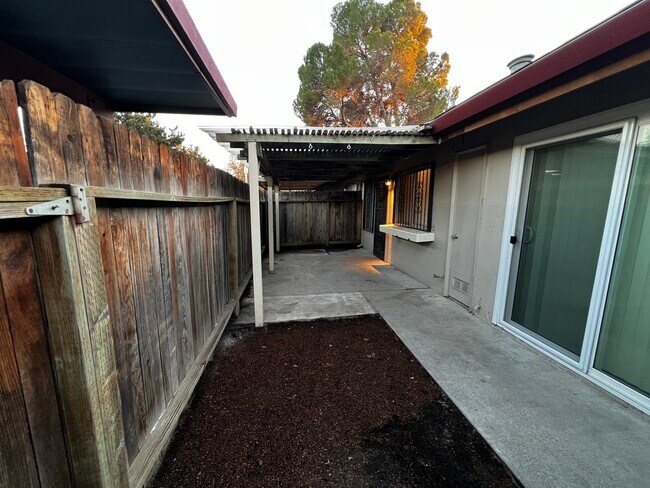 El patio da acceso al estacionamiento techado. - 2914 Fisher Ct