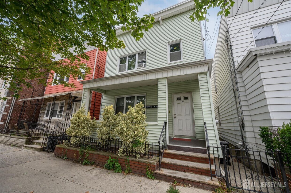 Foto principal - 182 Avenue F