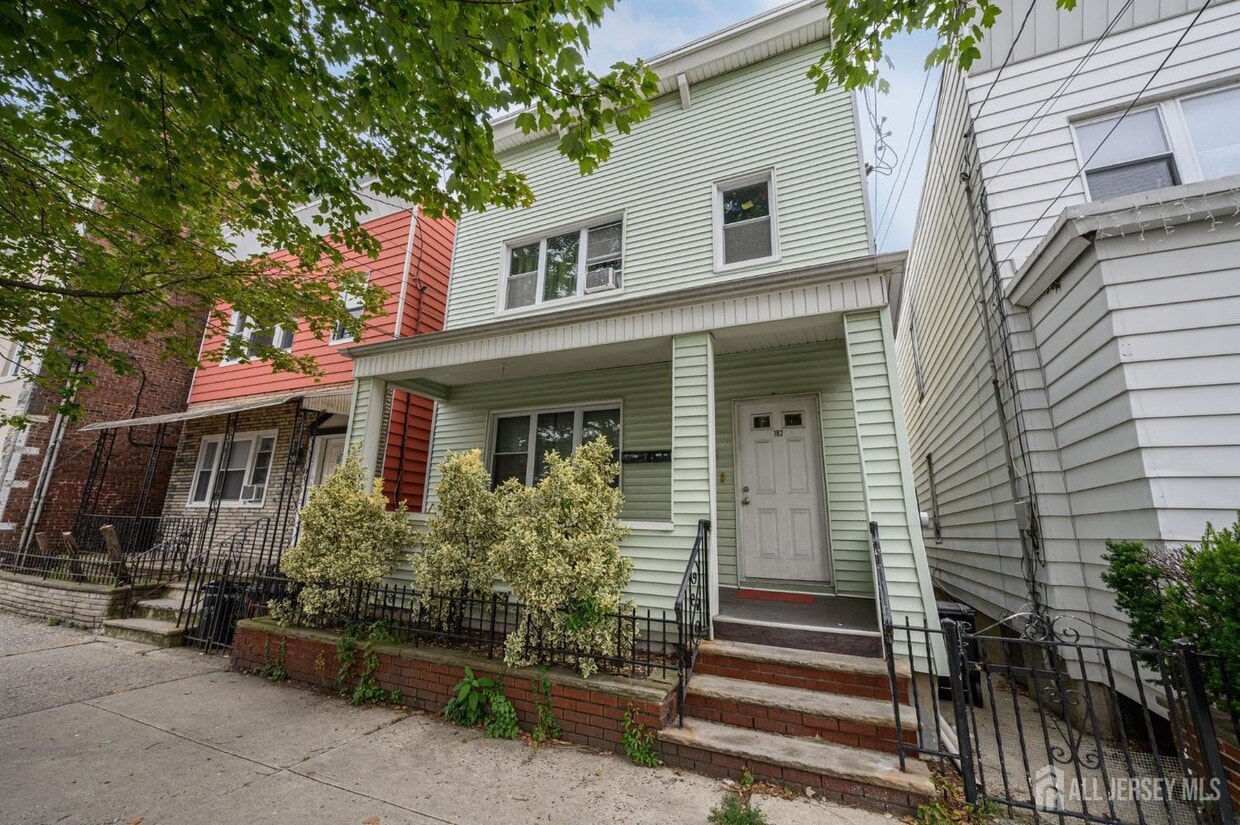 Primary Photo - 182 Avenue F