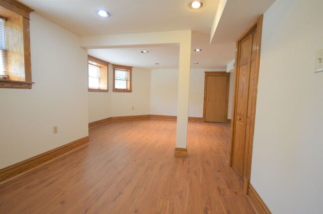 Building Photo - 852 W Waveland Ave