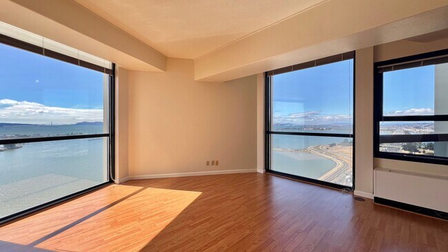 Building Photo - High Rise Living at its Best in Emeryville...