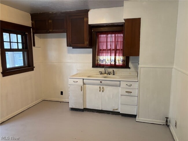 Building Photo - 365 Marmion Ave