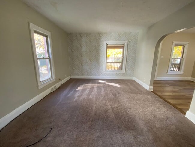 Foto del edificio - Spacious 3-Bed, 1.5-Bath—Covered Porch & E...