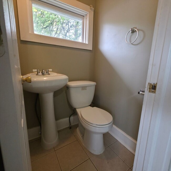 Foto del edificio - Single Family Home 3 beds 1.5 bath Availab...