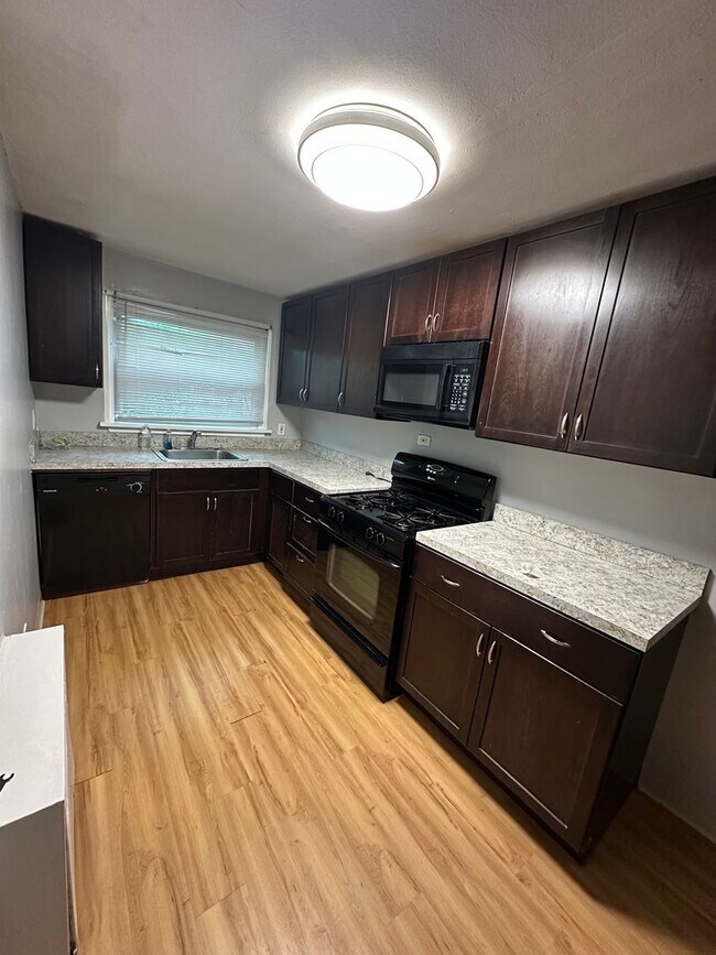 Foto del edificio - 3 Bed, 1 Bath Rowhome