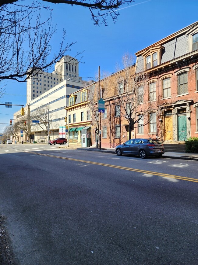 Building Photo - 510 E North Ave