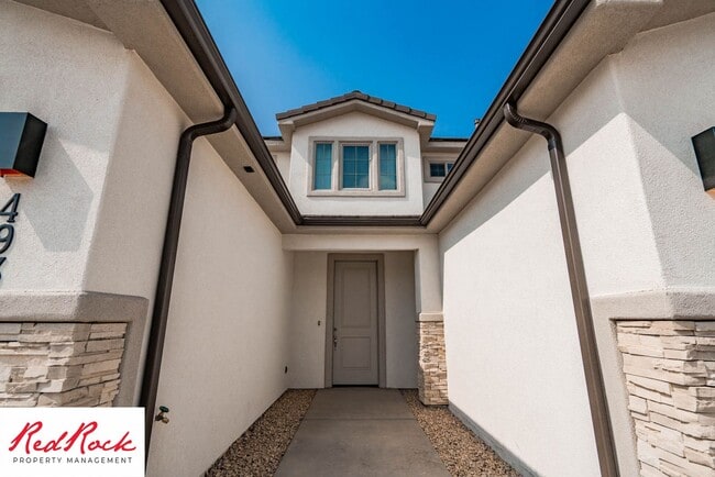 Building Photo - Welcoming 4 Bedroom Townhome in Hurricane ...