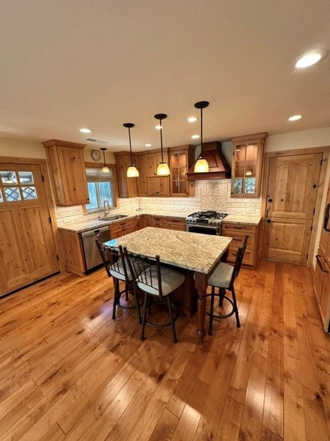 Building Photo - Lovely 1bd duplex style unit w/ carport and pet friendly negotiable!