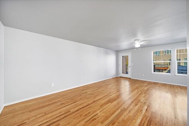 Building Photo - HOLIDAY SPECIAL 1 MONTH FREE RENT!!!! Welcome to The Willows! Tandem garage!