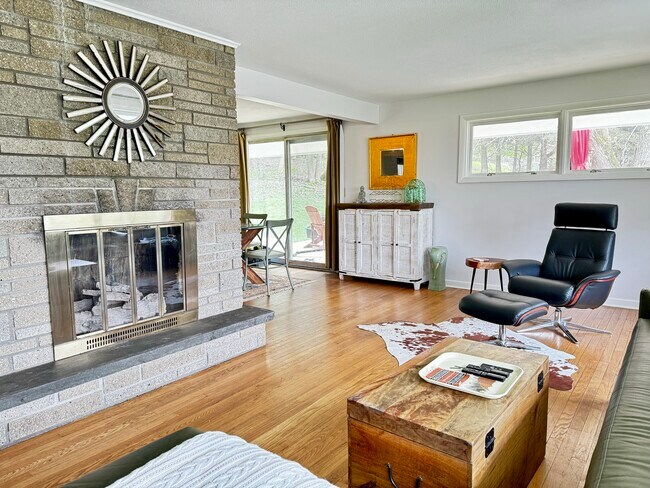 Photo - 407 Churchill Ln House