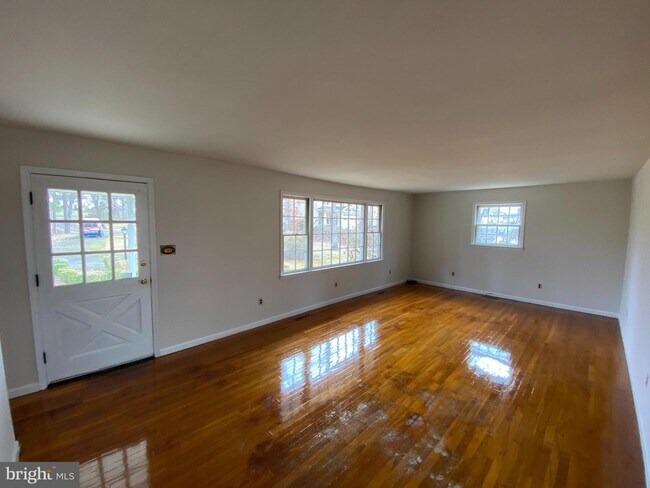 Foto del edificio - 219 Bells Hill Rd