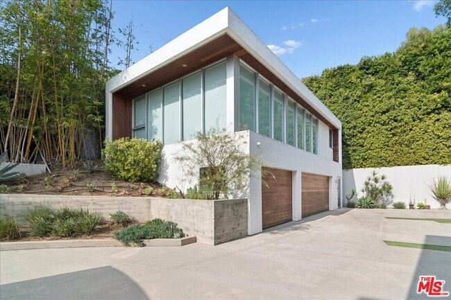 Foto del edificio - 1232 Sunset Plaza Dr