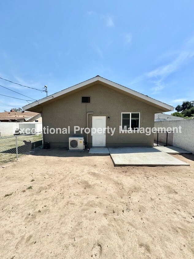Primary Photo - Great 2 bed 1 bath backhouse/ADU