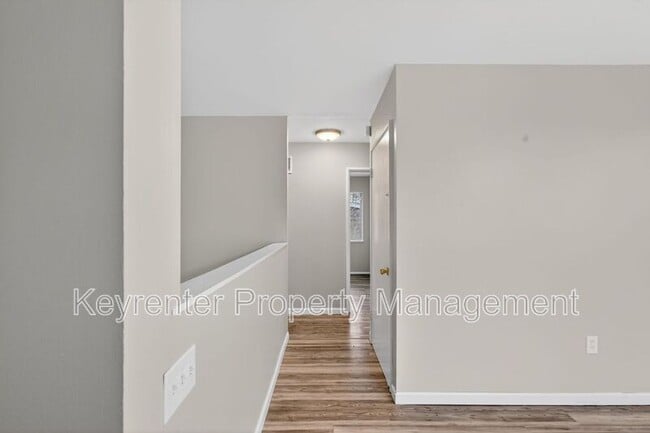 Foto del edificio - 900 Paddock Dr