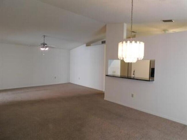 Foto del edificio - 2233 Lake Arbor Blvd