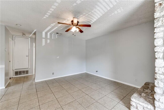 Building Photo - 408 Lake Creek Cir