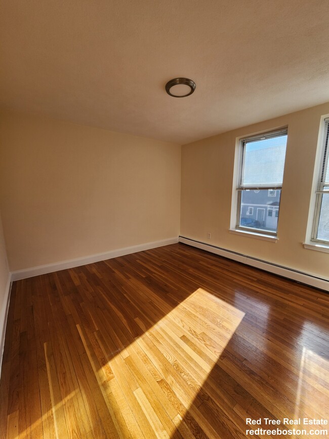 Foto del edificio - 168 North Beacon St