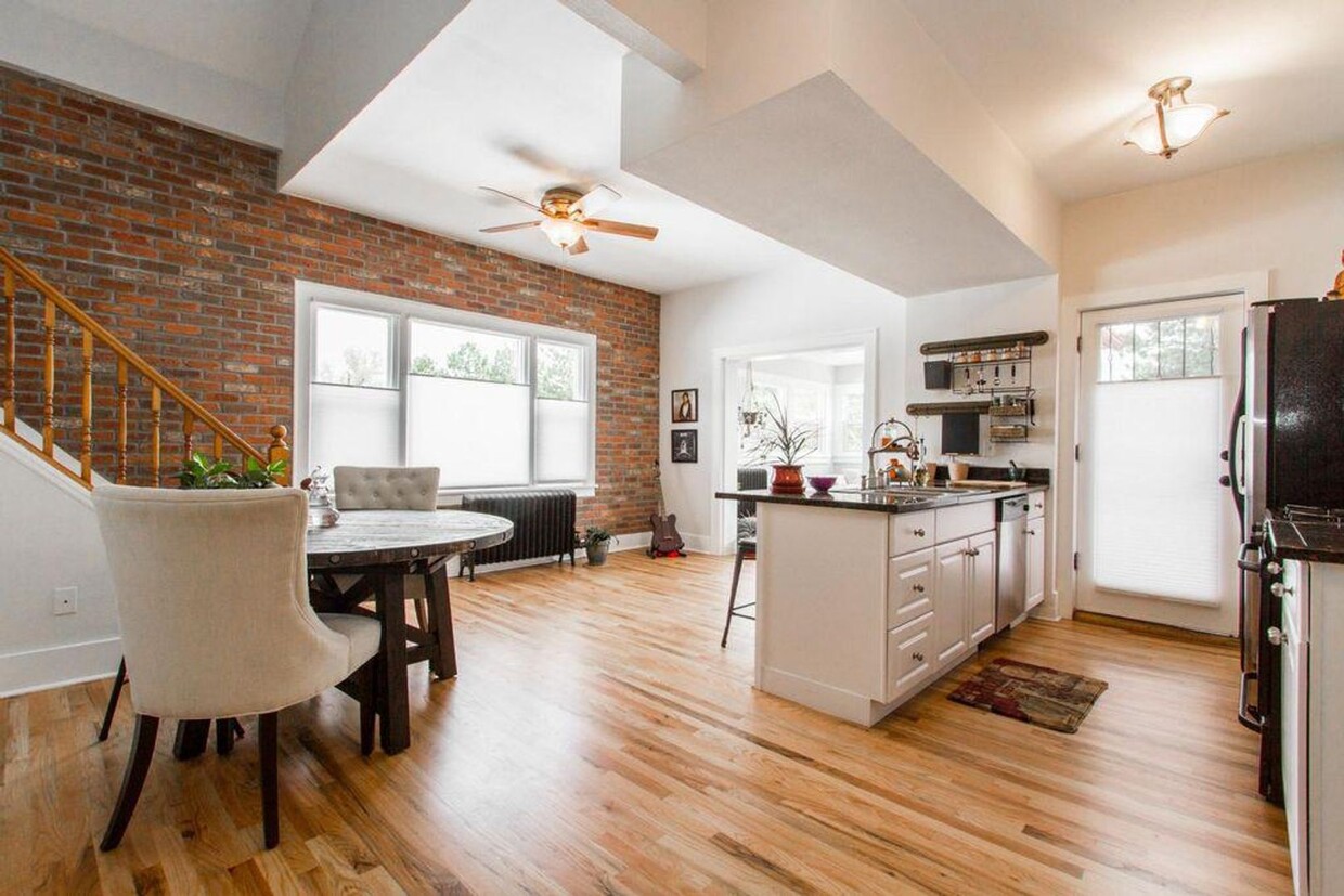 Foto principal - Beautifully updated condo minutes from dow...
