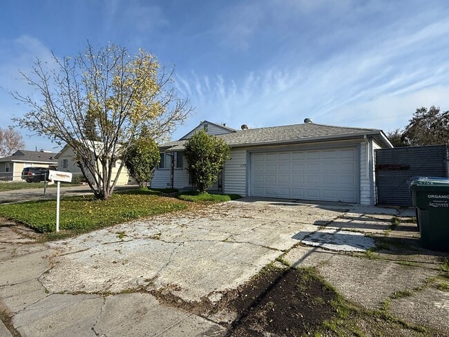 3 bed 1 bath available in North Highlands! - 3 bed 1 bath available in North Highlands! House