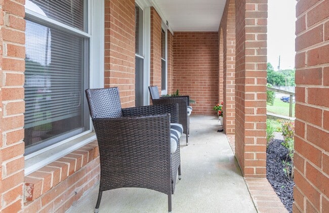 Building Photo - Charming 2-Bedroom, 1.5-Bath Townhouse in ...