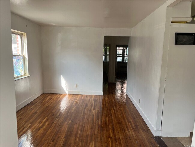 Building Photo - 701 E 79th St
