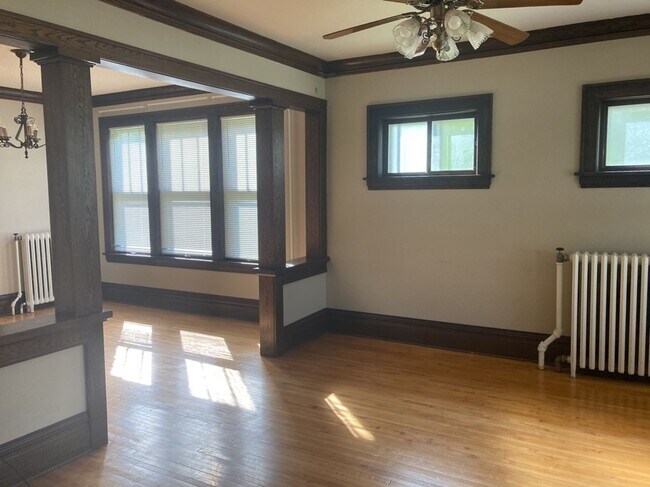 Building Photo - AVAILABLE JUNE - 4 Bed 1.5 Bath Spacious Home