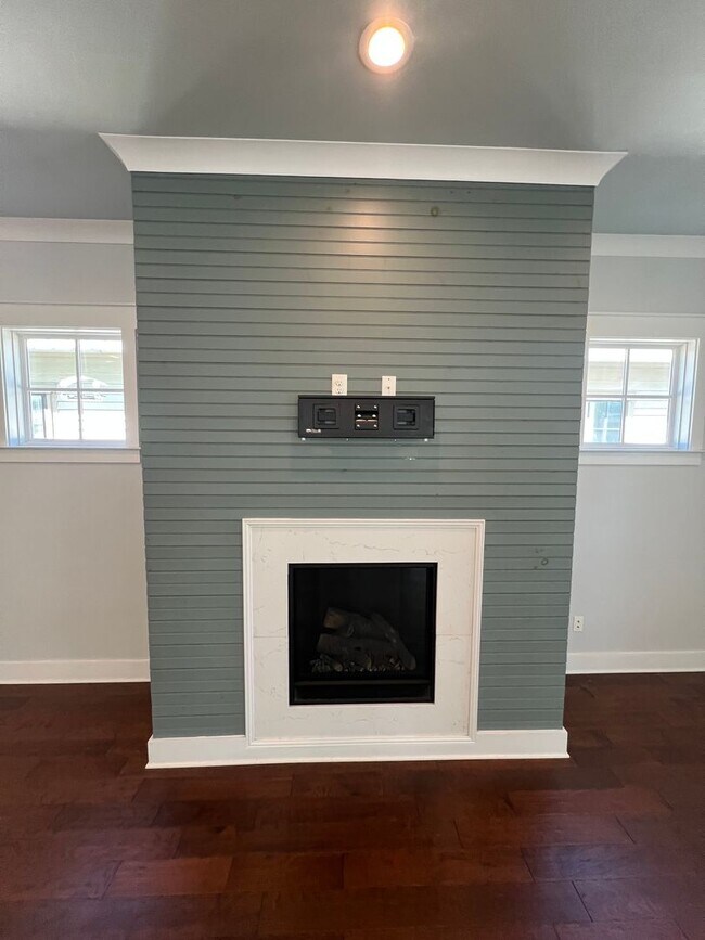 Building Photo - 3 bed/2 bath Downtown Dream Home !!