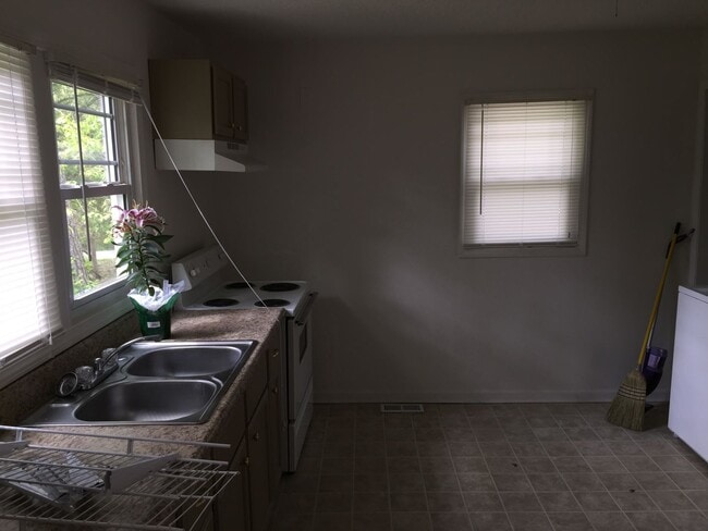 Foto del edificio - 805 Keller Ave