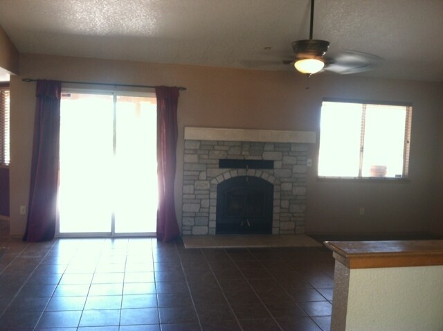 Foto del edificio - 3 BEDROOM VICTORVILLE HOME ON SPACIOUS LOT IN VICTORVILLE