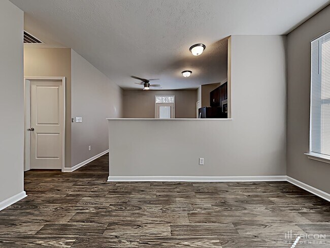 Foto del edificio - 6315 Pinebark Pl