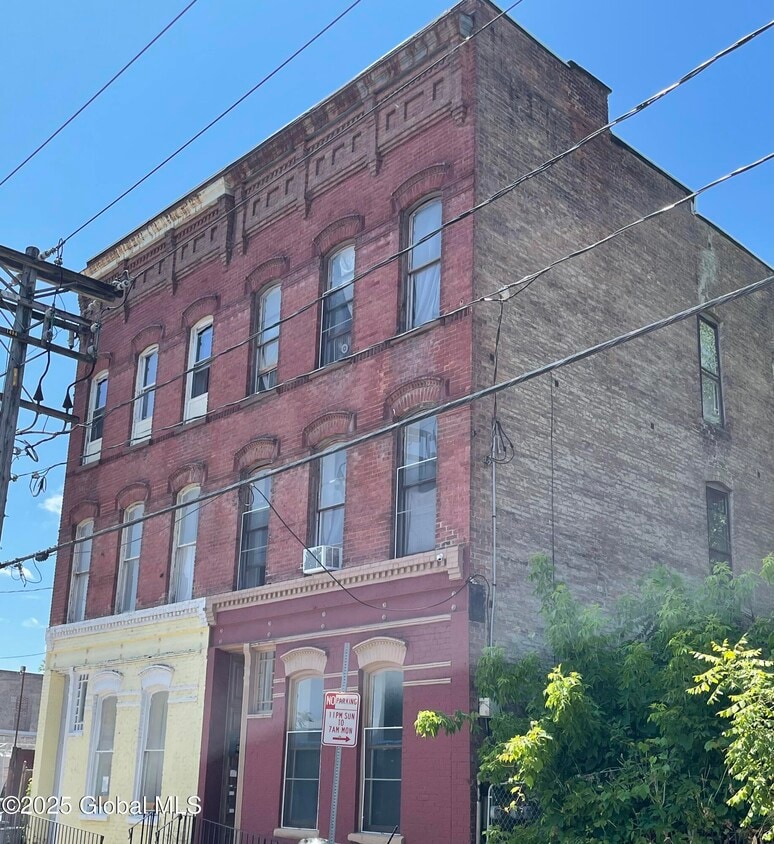 Primary Photo - 475 S Pearl St
