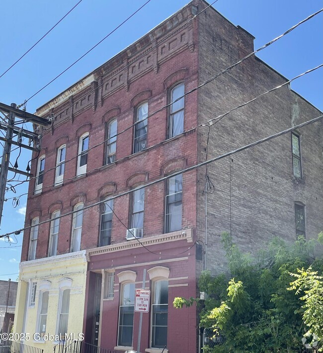 Building Photo - 475 S Pearl St