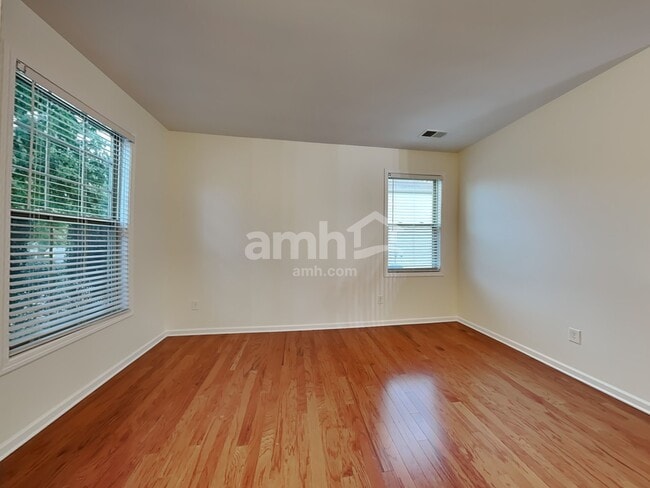 Building Photo - 17 Phaeton Ave