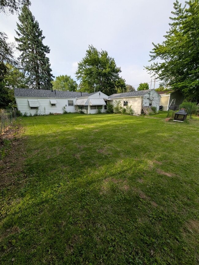 Building Photo - Spacious Ranch Style Home With Attached Garage in Silvis!