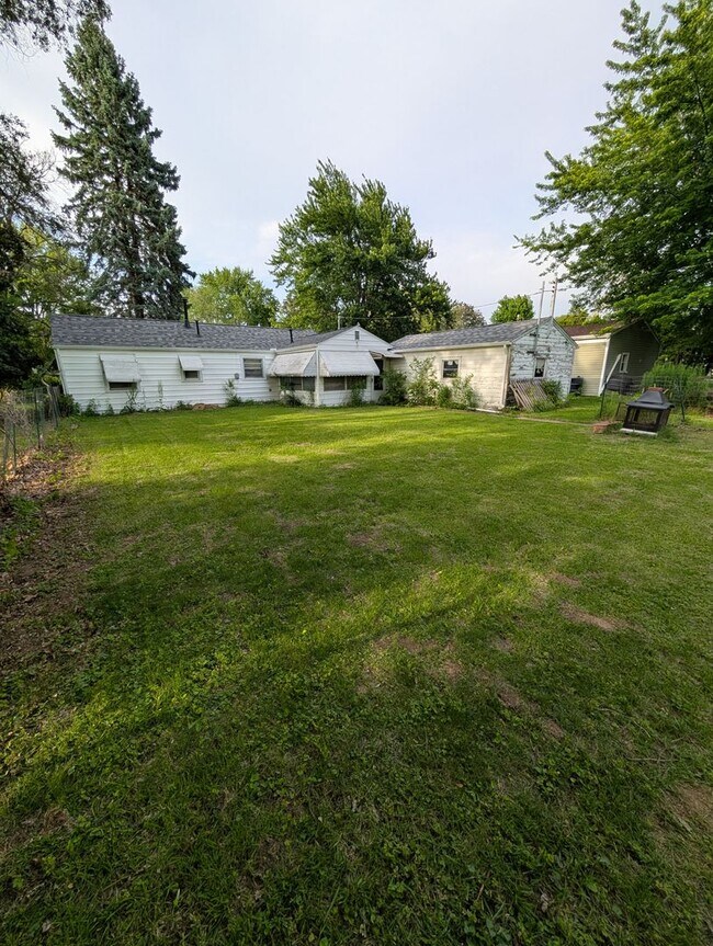 Foto del edificio - Spacious Ranch Style Home With Attached Garage in Silvis!