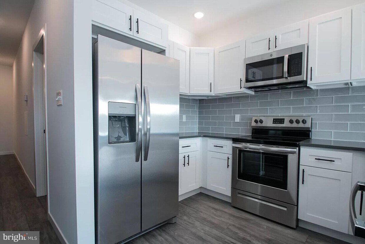 Foto principal - 6641 Lansdowne Ave